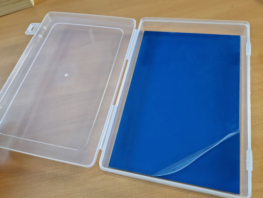 Kunststoff Magnetbox - transparent klein+flach mit blauer Platte