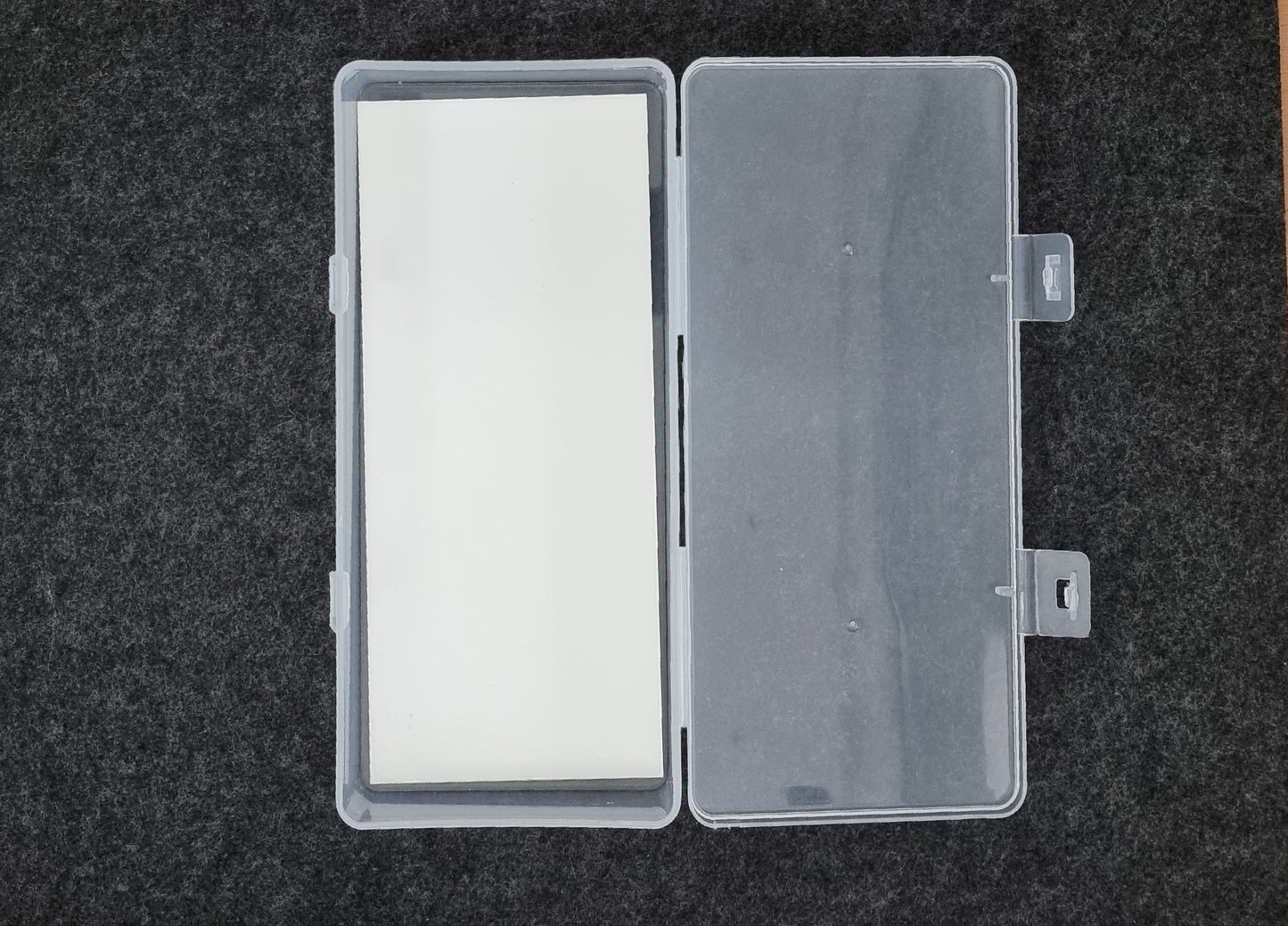 Kunststoff Magnetbox - transparent klein und höher mit weißer Platte