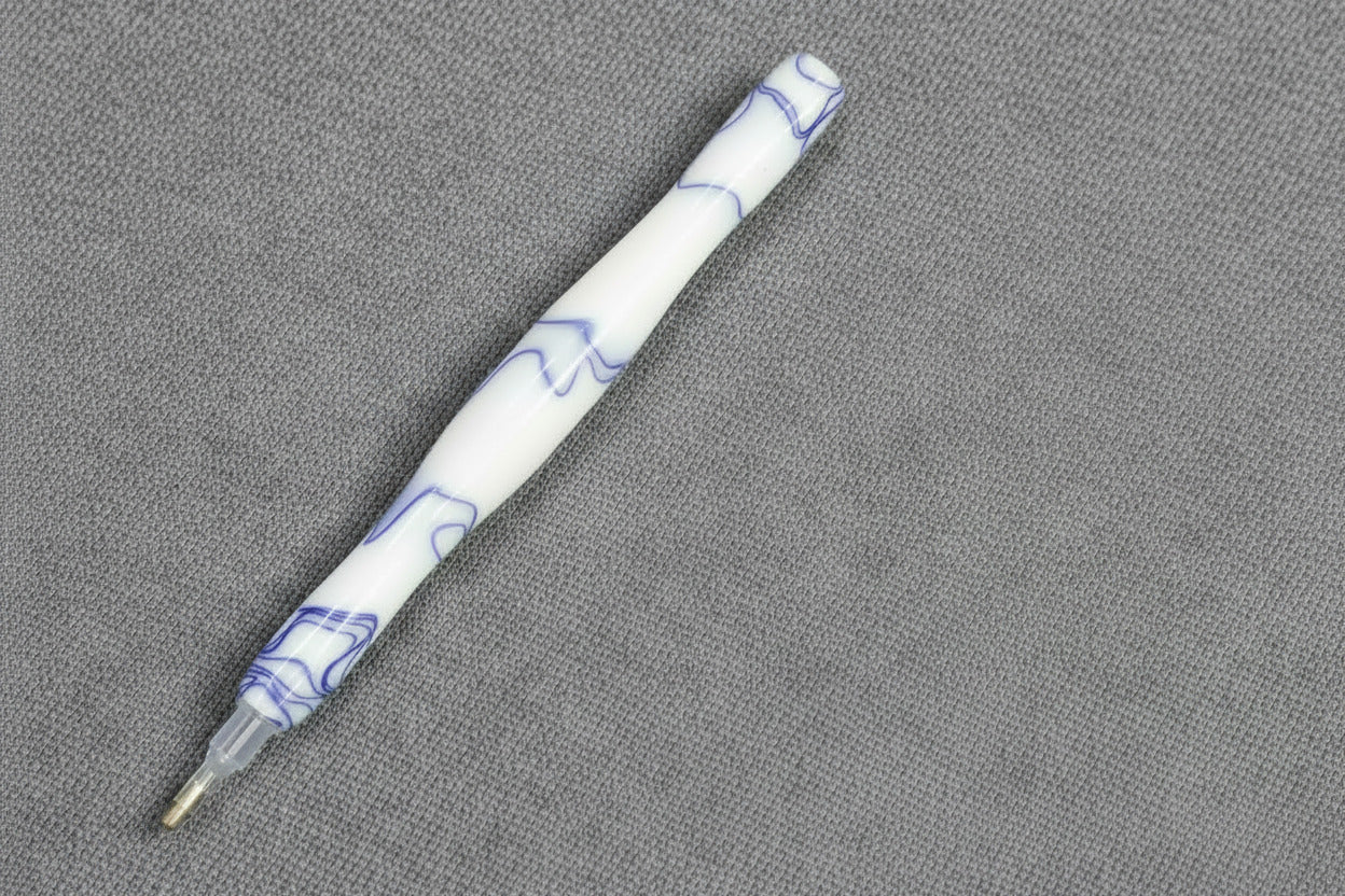 ergonomischer Diamond Painting Stift in Acryl - weiss mit blauem Marmoreffekt