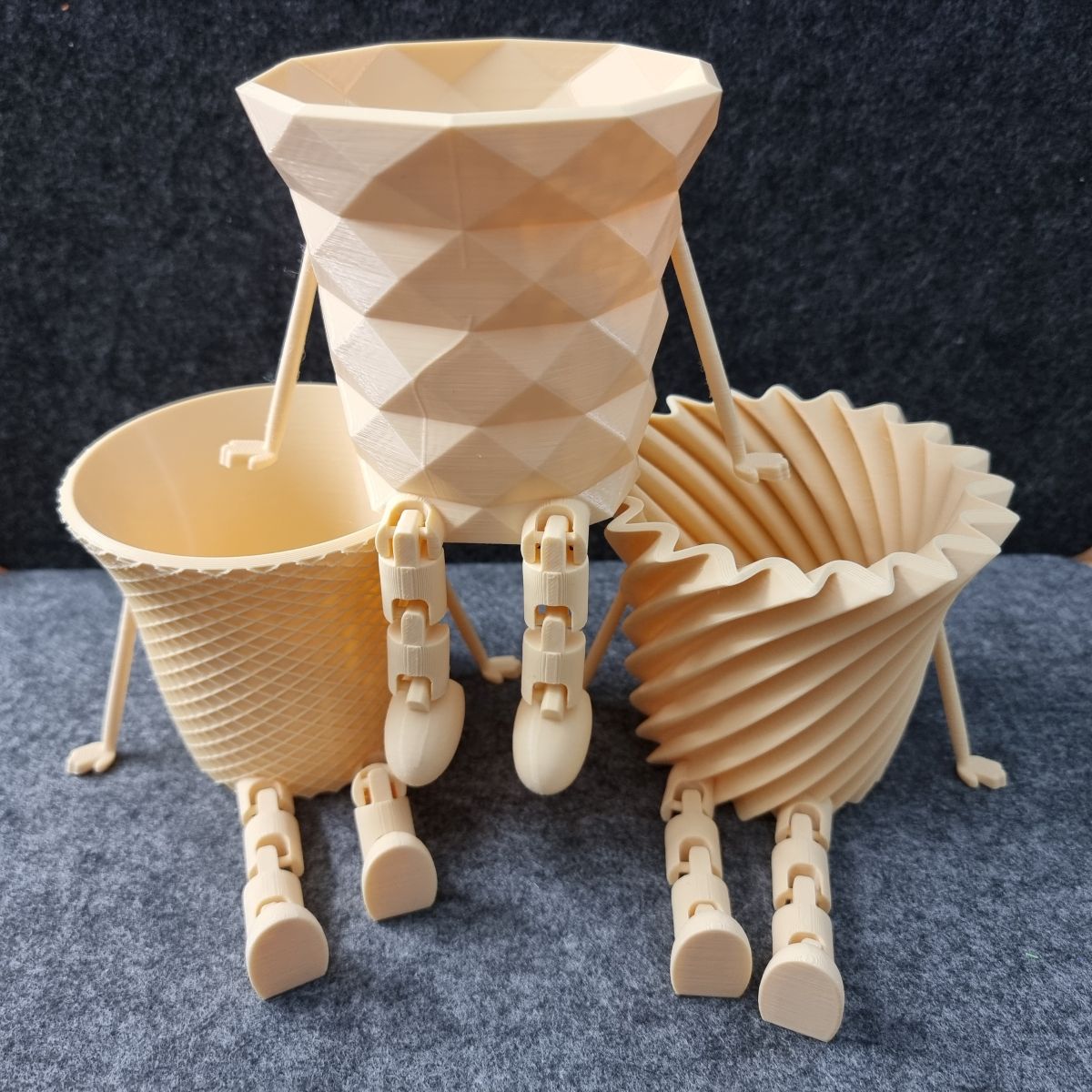 Becher mit Flexibeinchen - verschiedene Grössen, Farben und Motiven
