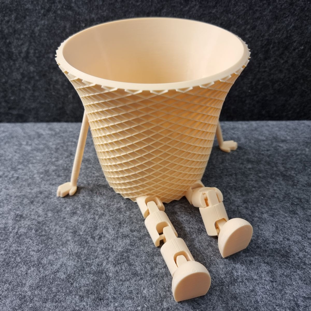 Becher mit Flexibeinchen - verschiedene Grössen, Farben und Motiven