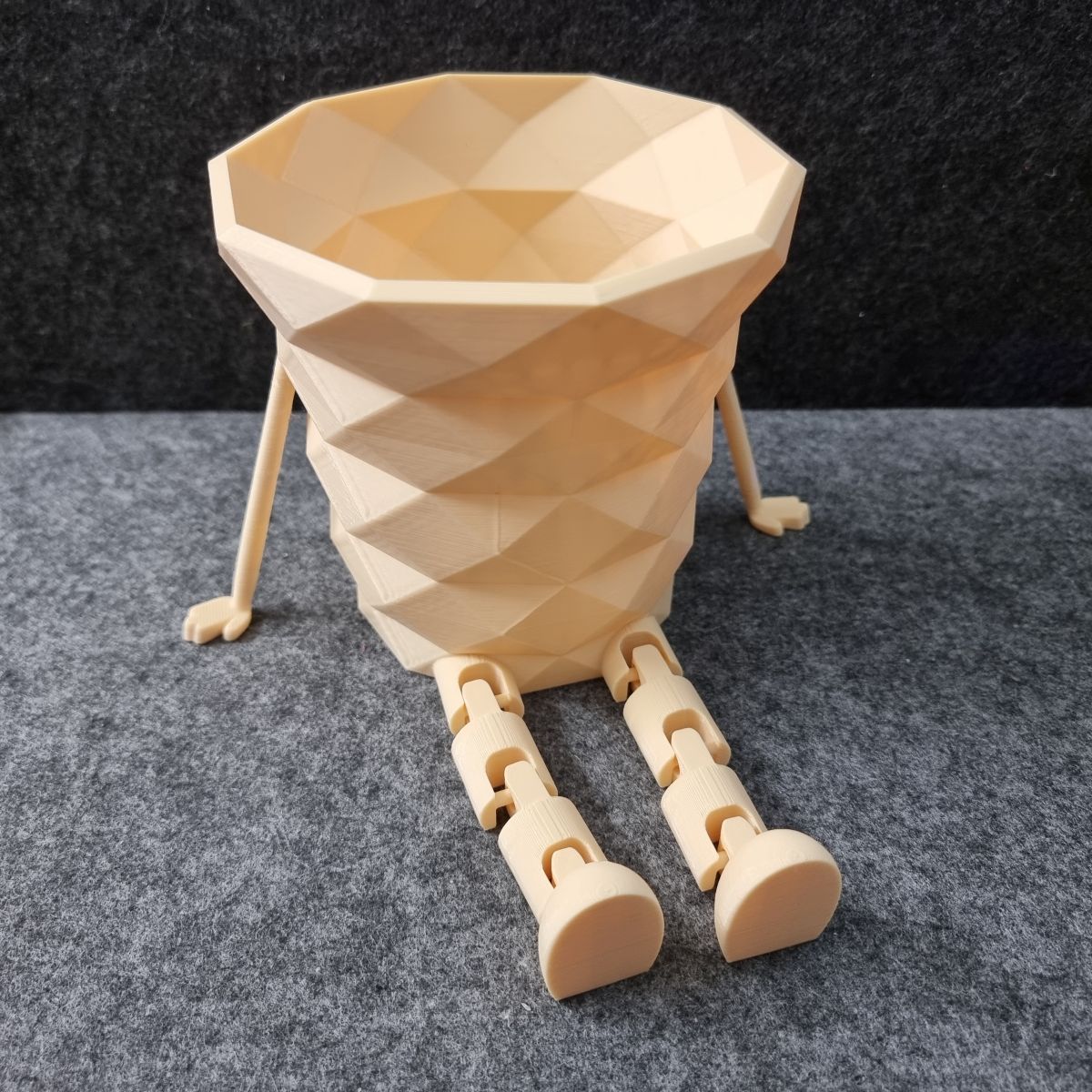Becher mit Flexibeinchen - verschiedene Grössen, Farben und Motiven