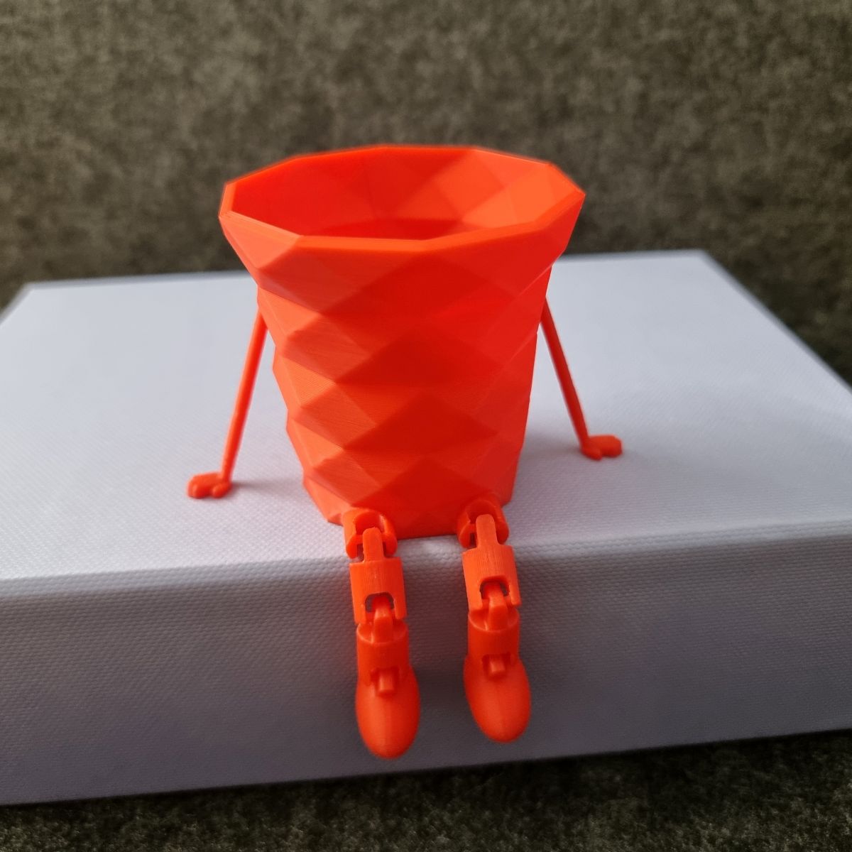 Becher mit Flexibeinchen - verschiedene Grössen, Farben und Motiven