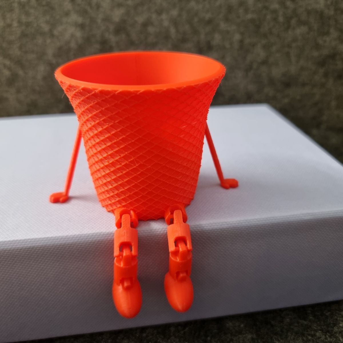 Becher mit Flexibeinchen - verschiedene Grössen, Farben und Motiven